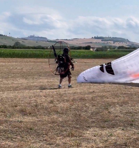 Momentul în care Felix Baumgartner este pregătit pentur ultimul zbor din viață