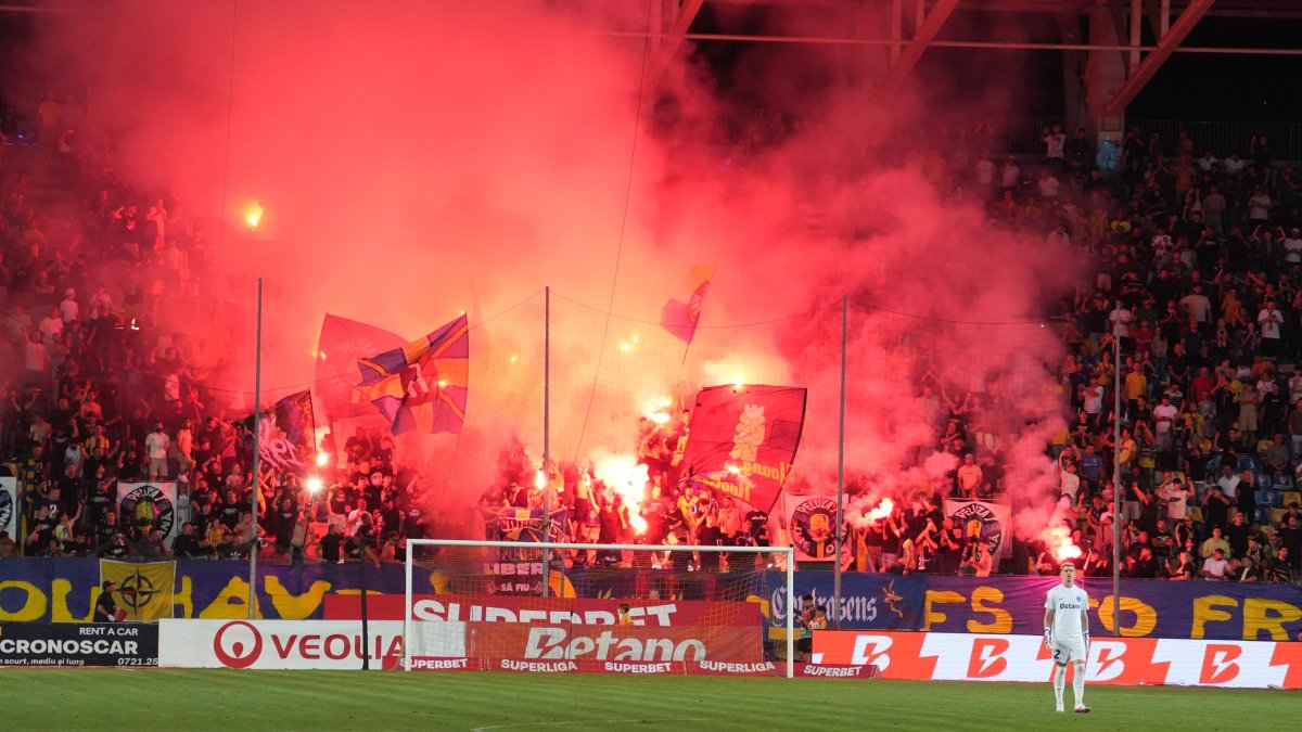 Fanii Petrolului au aprins materiale pirotehnice