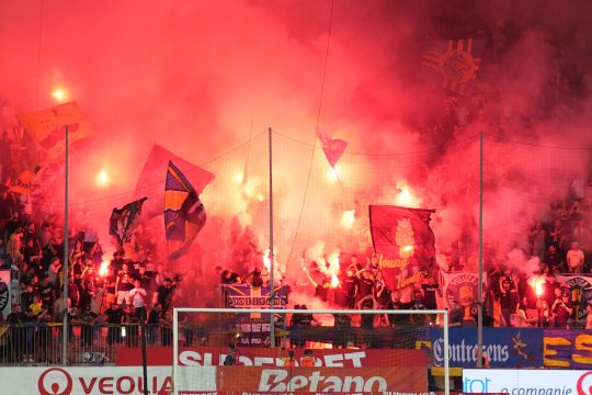 Spectacol pirotehnic la Petrolul - FCSB