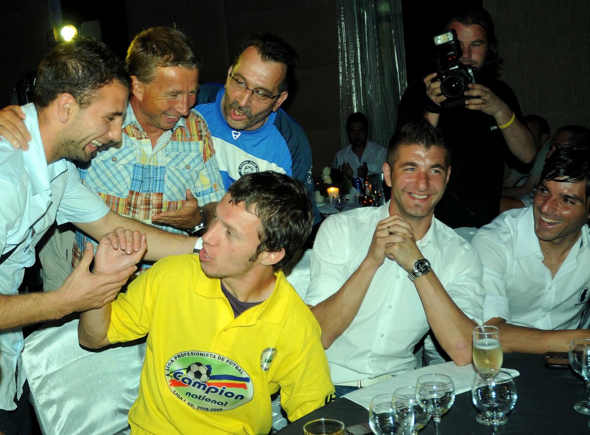 Dan Petrescu și jucătorii săi la petrecerea pentru câștigarea titlului în 2009