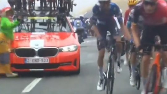 Aproape de tragedie! O femeie a fost lovită de mașina de asistență în timpul Turului Franței + vedeta care a abandonat competiția sâmbătă