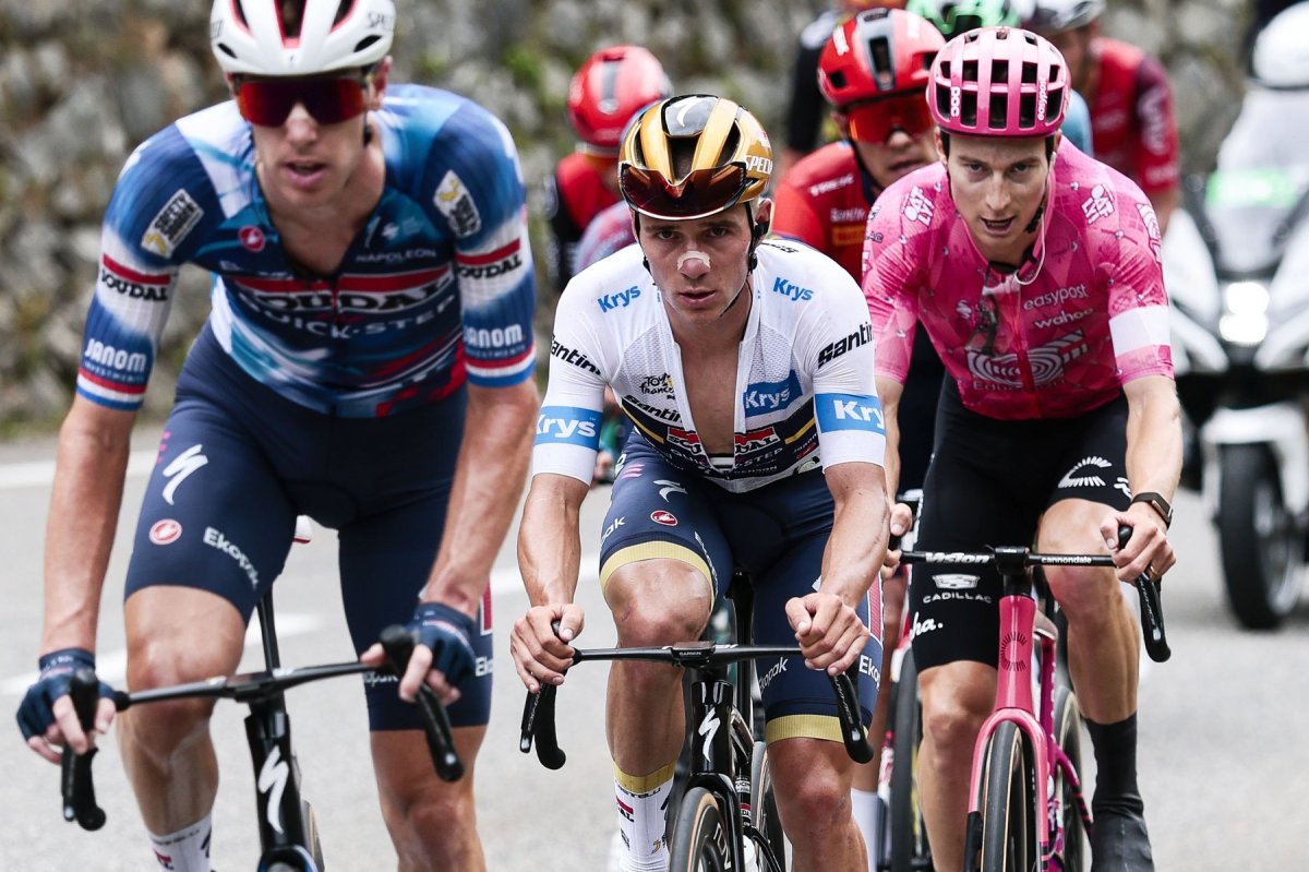 Remco Evenepoel, în centrul imaginii, a părăsit Turul Franței cu 8 zile înaintea încheierii competiției