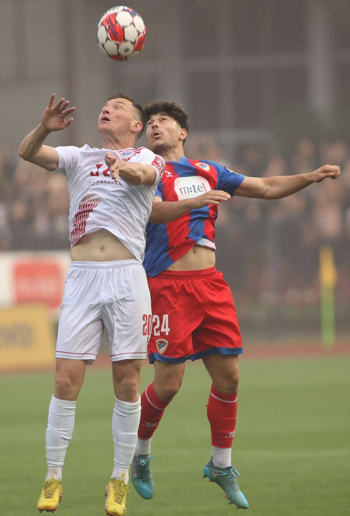 Jakov Blagaic, într-un duel cu un adversar, într-un meci al celor de la Borac Banja Luka