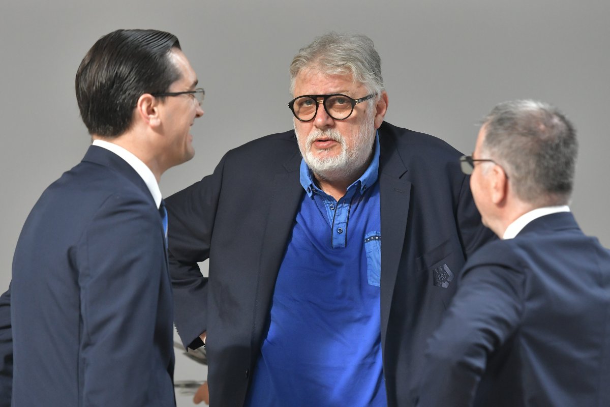 Gino Iorgulescu (centru), alături de președintele FRF, Răzvan Burleanu (stânga)