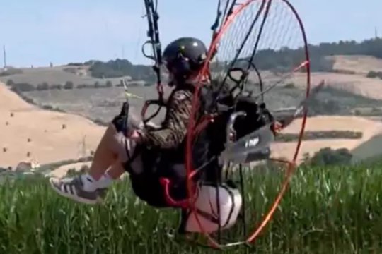 Femeia care l-a văzut pe Felix Baumgartner cu câteva clipe înainte să se prăbușească vine cu o altă variantă și adâncește misterul: ”Eram pe plajă”