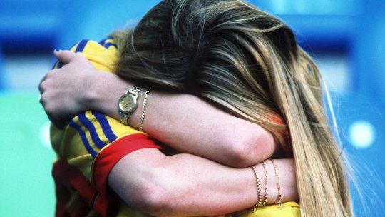 ”Nu s-a scris atunci, le-ar fi dăunat familiilor”. Dezvăluiri după 25 de ani! Doi membri ai Generației de Aur s-au distrat ”cu două domnișoare și un braț de sticle” la hotel, înaintea meciului decisiv de la Euro