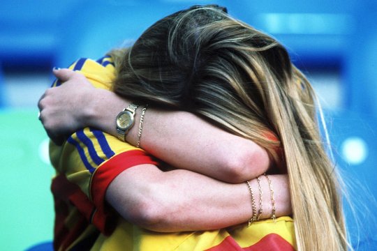 ”Nu s-a scris atunci, le-ar fi dăunat familiilor”. Dezvăluiri după 25 de ani! Doi membri ai Generației de Aur s-au distrat ”cu două domnișoare și un braț de sticle” la hotel, înaintea meciului decisiv de la Euro