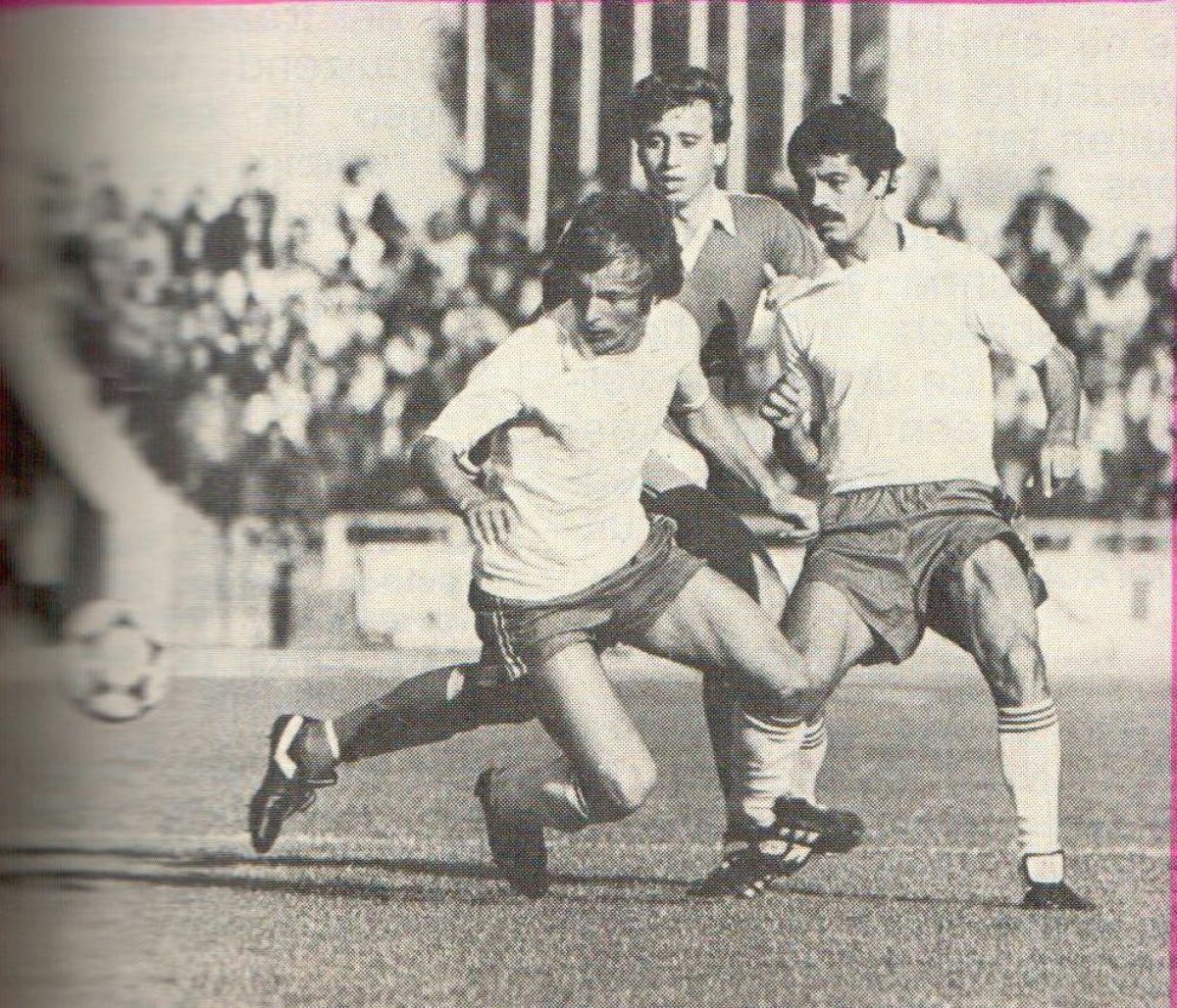 Cât timp a fost student la Institutul de Educaţie Fizică şi Sport din Piteşti (1980-1984), Tulpan (primul din dreapta) a fost legitimat la FC Argeș