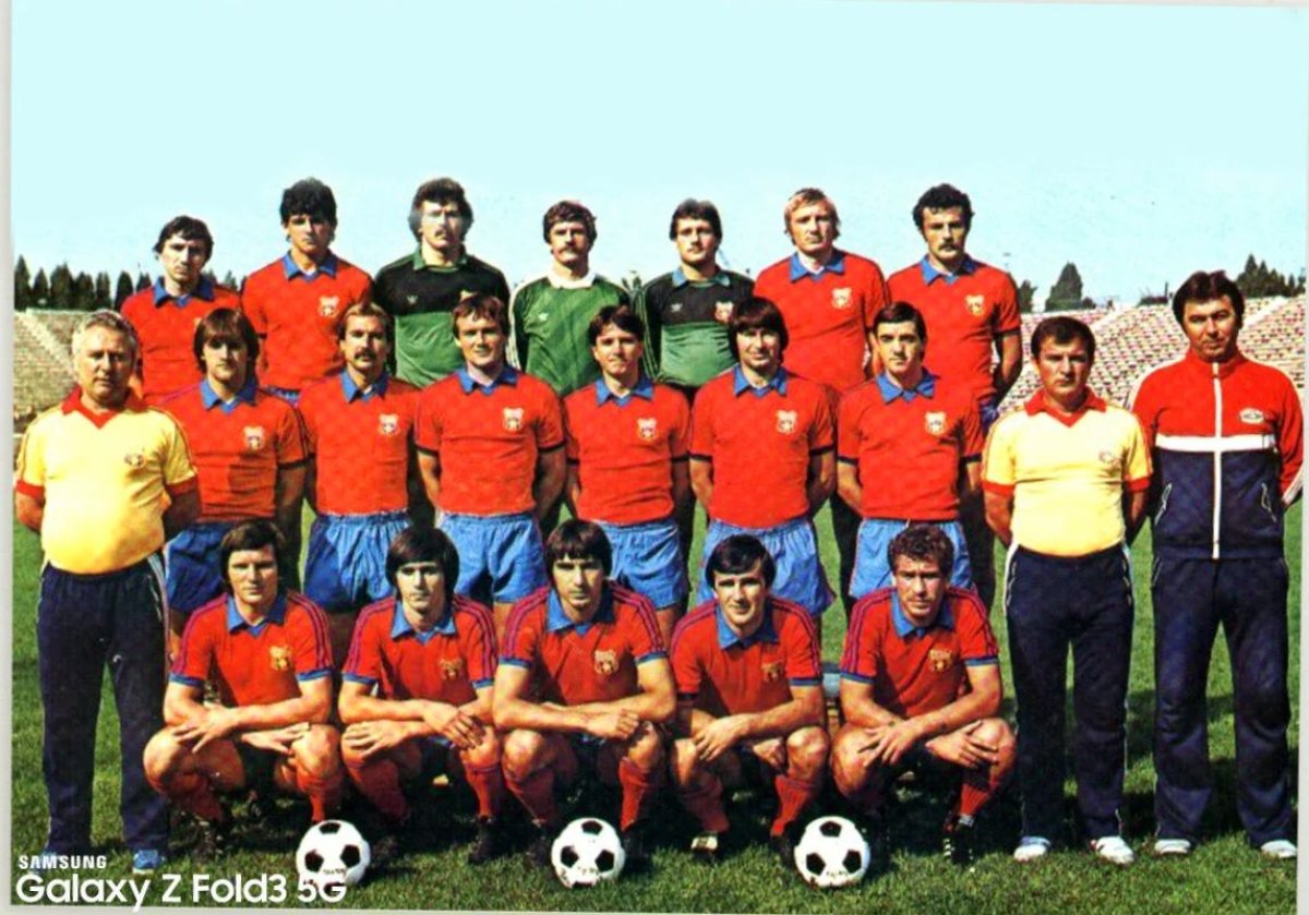 Fotografia oficială dinaintea startului ediției 1984-1985. Nimeni nu anticipa un "divorț" atât de rapid de Halagian (primul din stânga, pe rândul din mijloc)