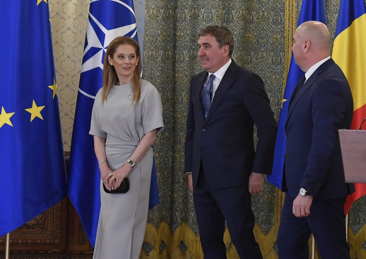 Gică Hagi, alături de soția sa, Marilena, și premierul Ilie Bolojan