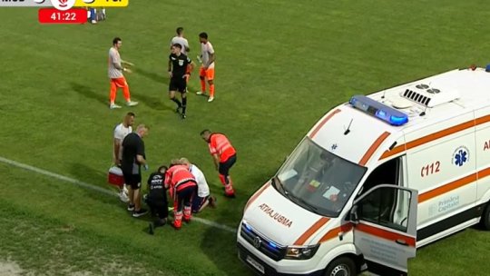 Imagini greu de privit la Metaloglobus - Petrolul. Arbitrul și-a dislocat umărul și a fost scos de pe teren cu ambulanța