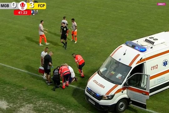 Imagini greu de privit la Metaloglobus - Petrolul. Arbitrul și-a dislocat cotul și a fost scos de pe teren cu ambulanța