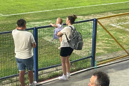 Suporteri de toate vârstele la Metaloglobus - Petrolul. Fiica unuia dintre jucători, încurajări călduroase din brațele mamei