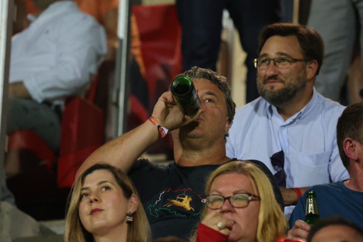 Suporterii lui Csikszereda beau bere in tribune