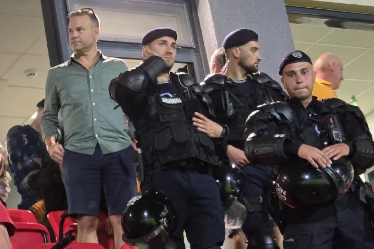 Momentul în care jandarmii apar pe stadion pentru a-i evacua din arenă pe cei șase invitați din Ungaria care au consumat băuturi alcoolice