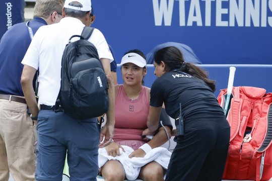 Emma Răducanu, în prima semifinală WTA din 2021. Britanica a avut nevoie de îngrijiri medicale: ”A fost brutal”