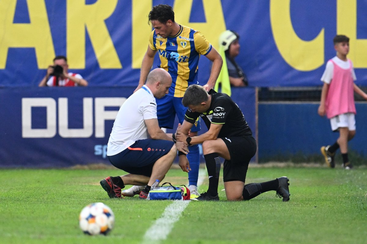 Duță, în momentul în care primea îngrijiri medicale la marginea terenului