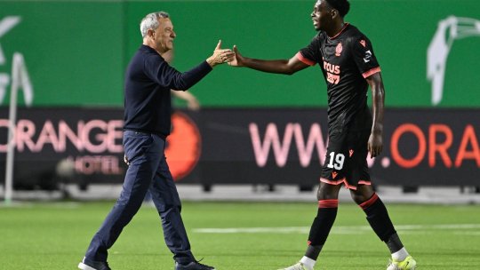 Mircea Rednic a fost primit cu o atmosferă incendiară după debutul cu dreptul pe banca lui Standard! Nu au lipsit torțele și artificiile