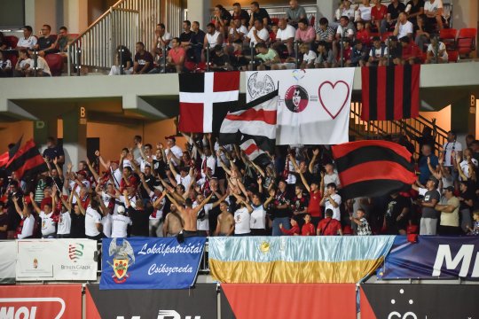 Csikszereda, amendată după ce suporterii săi au introdus alcool în stadion. Sancțiuni și pentru fanii problematici