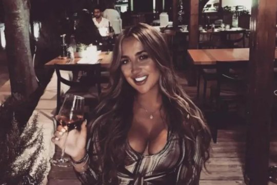 Milionarul englez se iubește cu o femeie cu 11 ani mai tânără. Vacanță exotică alături de noua cucerire: "Împreună strălucesc!"