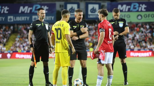 Fanii lui Dinamo ”au luat foc” după decizia controversată a lui Szabolcs Kovacs din meciul cu Oțelul: ”Nu putem să nu vedem ostilitatea și ura acestui arbitru”