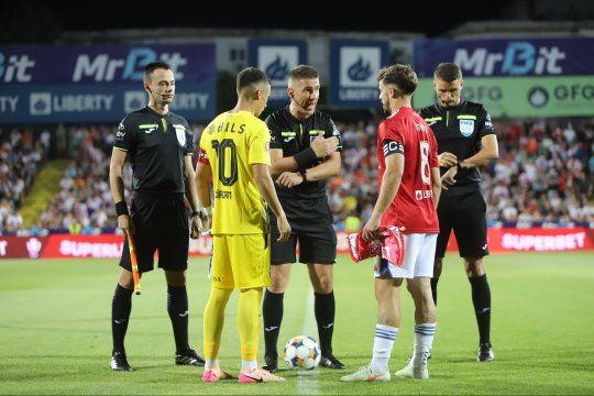 Fanii lui Dinamo ”au luat foc” după decizia controversată a lui Szabolcs Kovacs din meciul cu Oțelul: ”Nu putem să nu vedem ostilitatea și ura acestui arbitru”