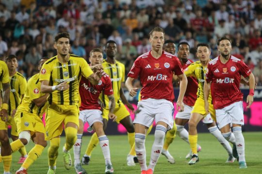Pierdere grea pentru Dinamo, chiar înaintea derby-ului cu FCSB: încă un fundaș central ”s-a rupt”