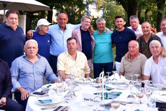 iAMsport.ro a fost la ziua lui Mircea Lucescu. Petrecere fastuoasă în cinstea selecționerului cu o zi înaintea împlinirii celor 80 de ani. Cum arată George Copos, Gino Iorgulescu și ceilalți invitați de 5 stele care au onorat evenimentul special