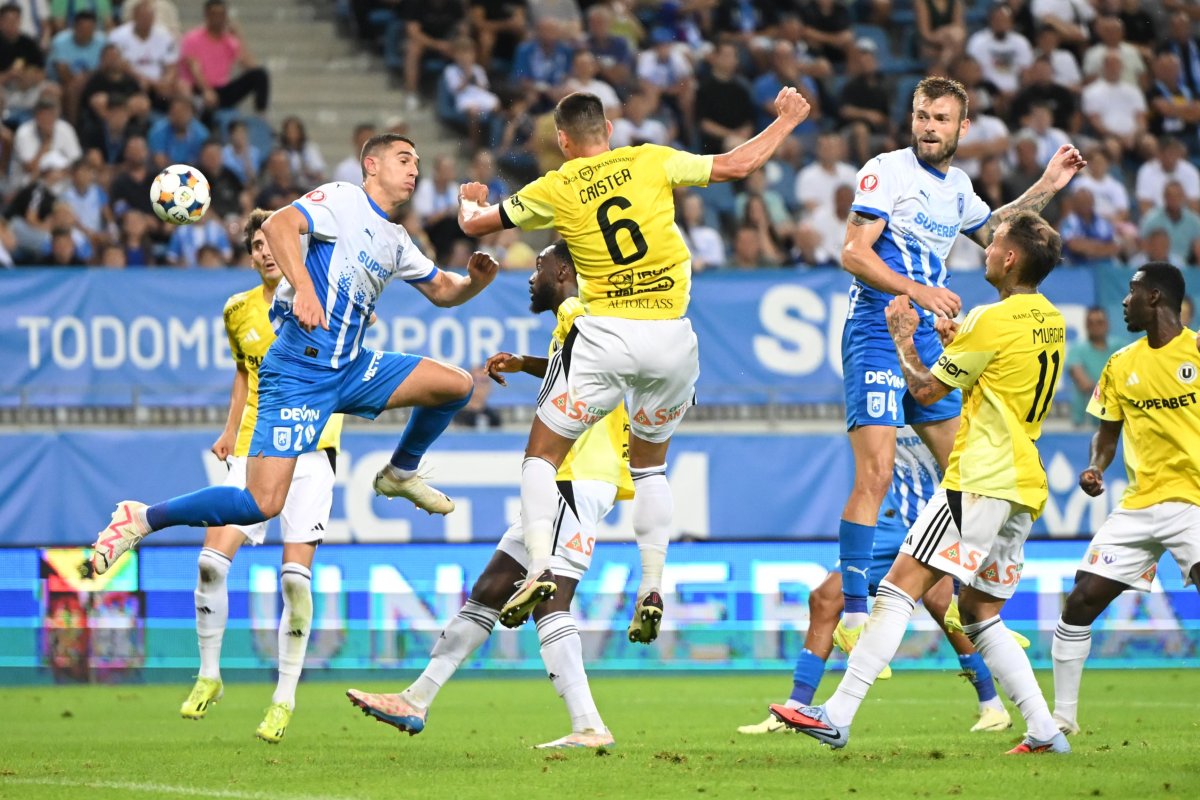 Episod incredibil la Craiova - U Cluj. Oltenii au jucat în 12 oameni pentru câteva momente