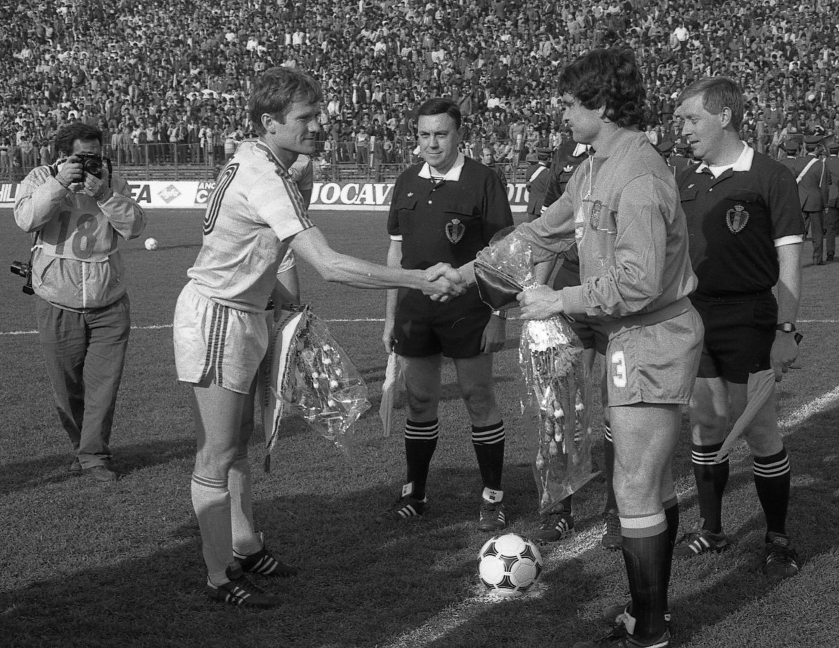 După îndepărtatea lui Mircea Lucescu de pe banca naționalei, în toamna lui 1986, Bölöni a purtat banderola de căpitan în mai multe rânduri. Aici e la meciul cu Spania, 3-1, în preliminariile CE '88
