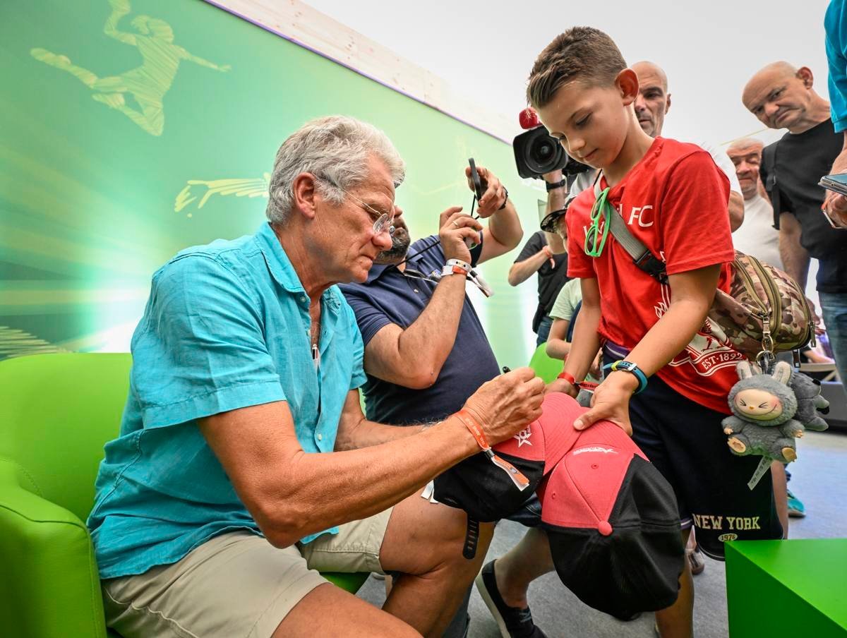 La Tușnad, Bölöni a fost asaltat de amatorii de autografe, inclusiv de copii care-l cunosc doar din poveștile părinților