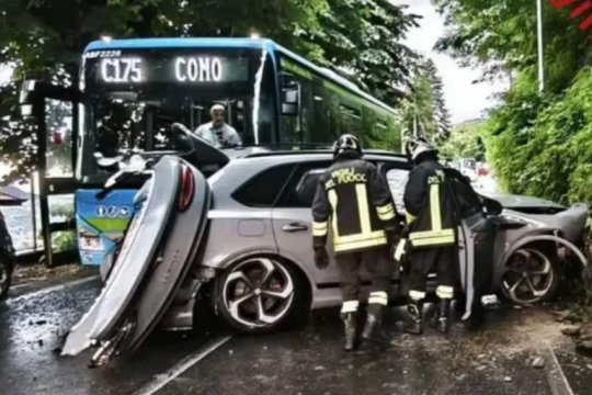Mijlocașul din Serie A, implicat într-un grav accident rutier. SUV-ul său, făcut țăndări de un autobuz