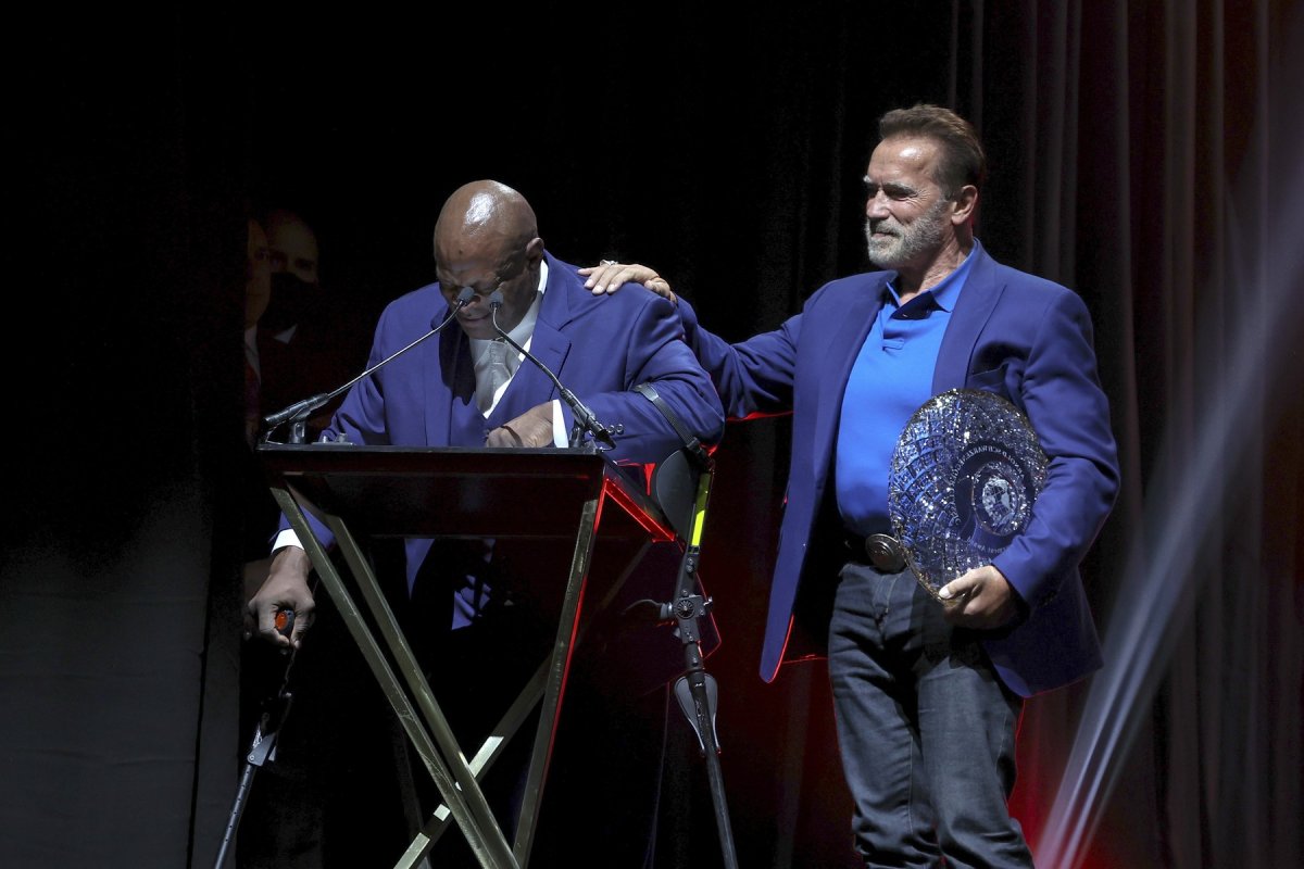 Ronnie Coleman l-a depășit pe Arnold Schwarzenegger, fiind cel mai "decorat" culturist din istoria acestui sport