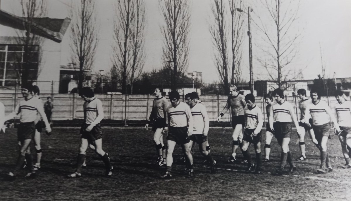 În anii '70-'80, fiecare fabrică avea o echipă de fotbal care evolua măcar la "Județeană", "Onoare" sau "Promoție". În imagine e Urbis București, care a ajuns la un moment dat și în Divizia C