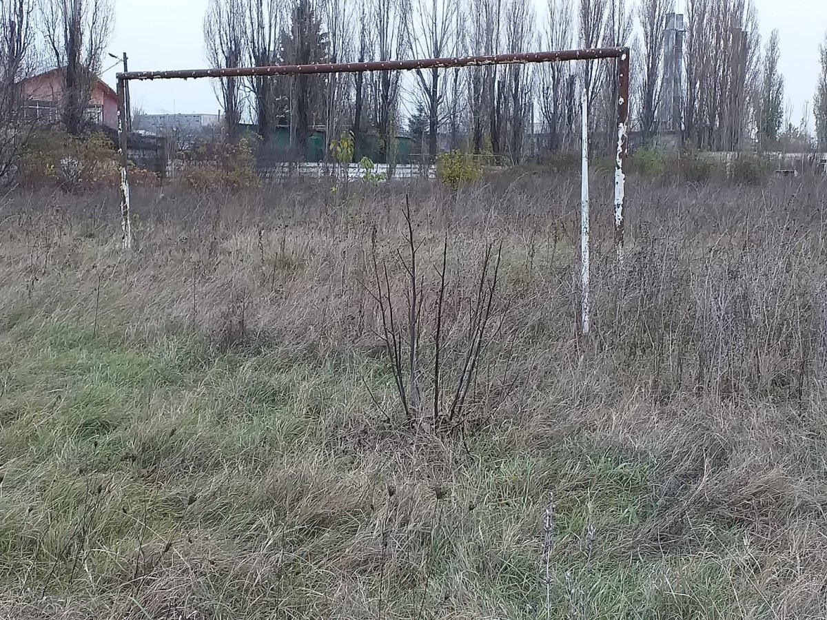 Dacă nu au fost dărâmate pentru a se construi altceva pe ele, stadioanele de cartier bucureștene au ajuns într-o stare deplorabilă
