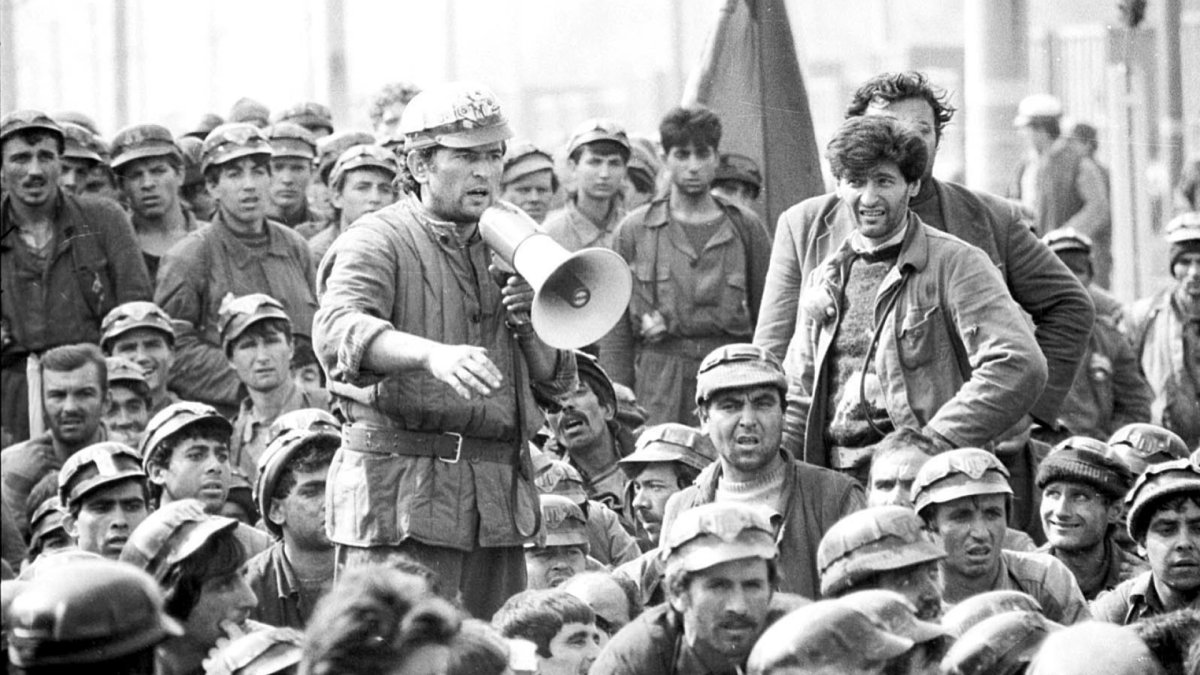 În anii '90, "Luceafărul huilei" și ortacii lui terorizau periodic România prin mineriadele pe care le puneau la cale