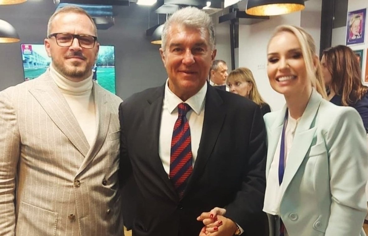 Joan Laporta - președintele Barcelonei, flancat de Vasile Geambazi și soția lui