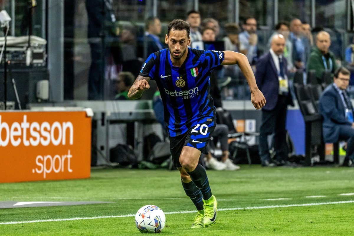 Hakan Calhanoglu a ajuns la Inter în 2021, de la rivala AC Milan