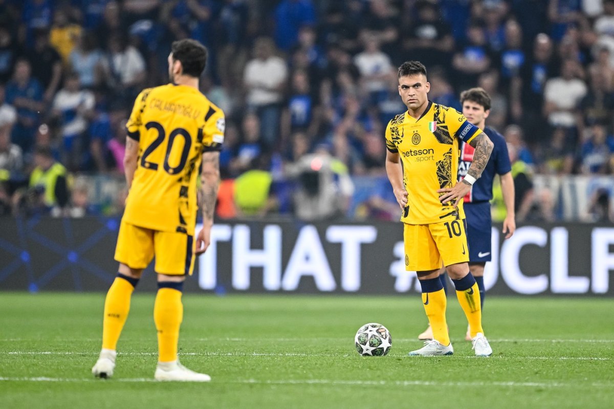 Hakan Calhanoglu și Lautaro Martinez