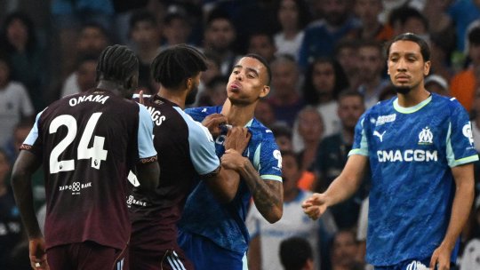 Scandal-monstru la Marseille - Aston Villa! Greenwood, în centrul conflictului: a provocat un adversar și i-a fost rupt tricoul!