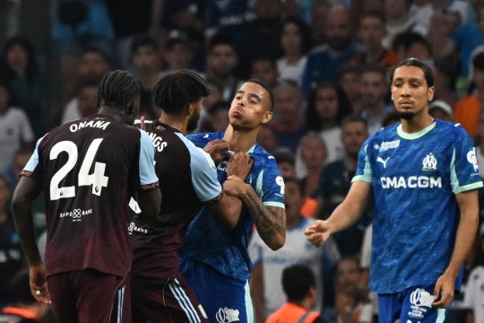 Scandal-monstru la Marseille - Aston Villa! Greenwood, în centrul conflictului: a provocat un adversar și i-a fost rupt tricoul!