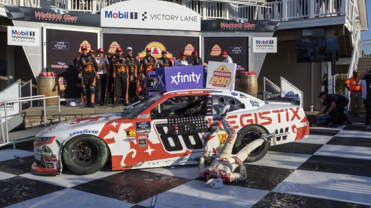 Accident ciudat pentru un pilot din NASCAR. A căzut de pe mașină și a fost transportat de urgență la spital