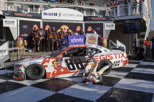 Accident ciudat pentru un pilot din NASCAR. A căzut de pe mașină și a fost transportat de urgență la spital