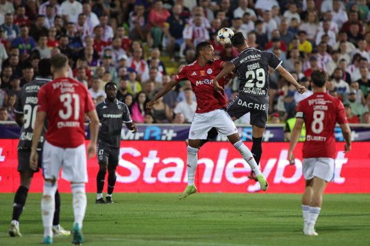 Reclamă un penalty evident la Oțelul - Rapid 1-1: ”Nu era nevoie de VAR! Retrage brațul spre minge, cum așa ceva?!”