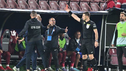 A ”tunat” în direct: ”Nu poți să îți faci cruce pe bancă și apoi să înjuri arbitrul de toți morții 90 de minute! Citește pe buzele lui de-a lungul unui meci, e blasfemie”