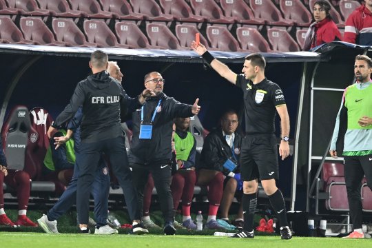 A ”tunat” în direct: ”Nu poți să îți faci cruce pe bancă și apoi să înjuri arbitrul de toți morții 90 de minute! Citește pe buzele lui de-a lungul unui meci, e blasfemie”