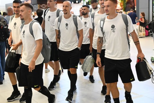 FCSB, înconjurată de bodyguarzi la sosirea în Priștina!