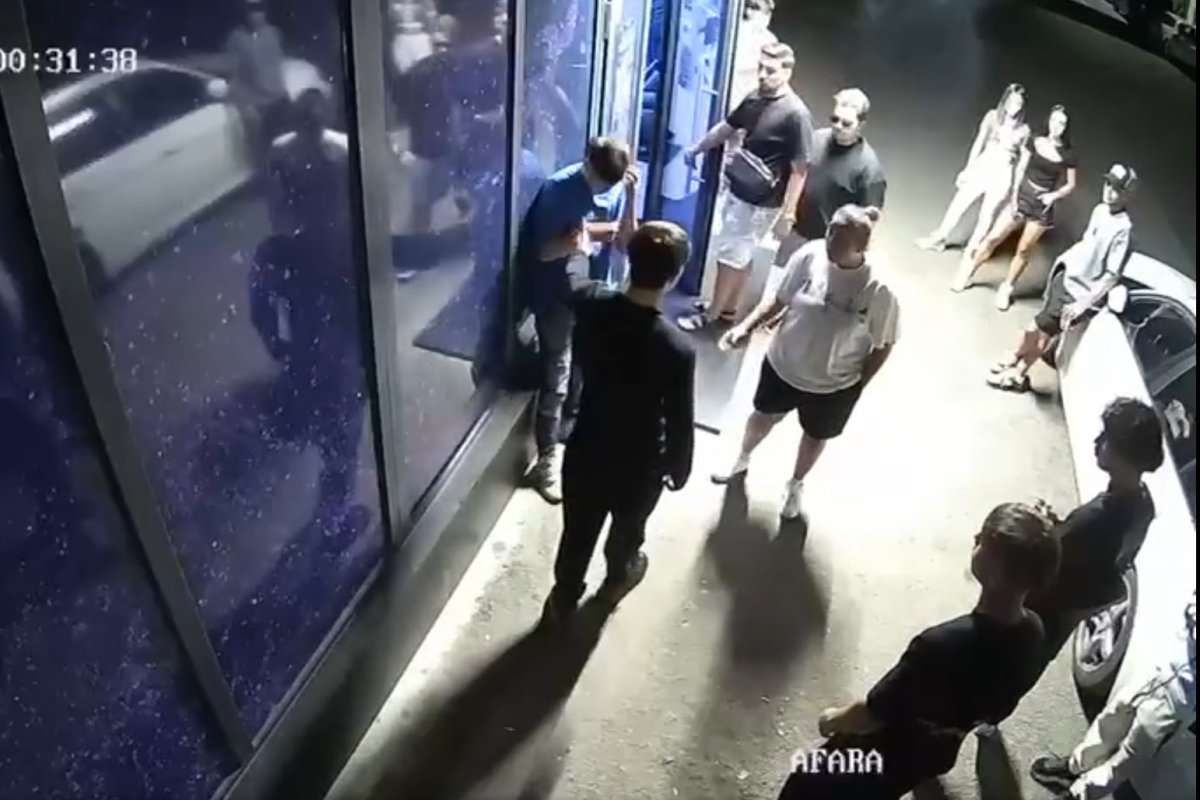 Un tânăr boxer de lot național și-a bătut un rival în fața unei săli de jocuri. Totul ar fi pornit de la o fată