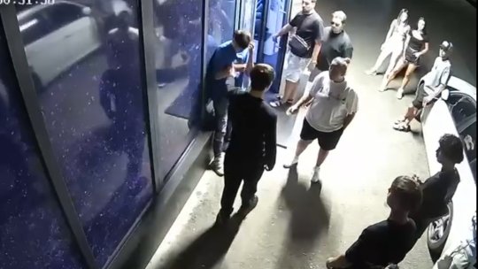 Un tânăr boxer de la lotul național și-a bătut un rival în fața unei săli de jocuri. Totul ar fi pornit de la o fată