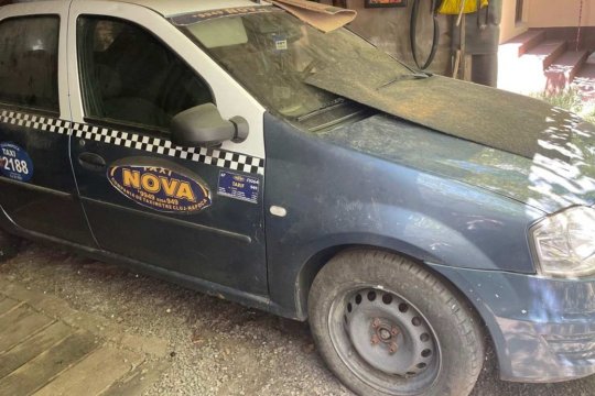 ANAF Cluj a scos la licitație Dacia Logan din imagine. Prețul stabilit a atras atenția: ”E cu tot cu șofer?”
